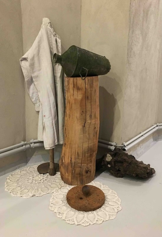 installation, history, historic work shirt, trunk of a tree, rusted how, burnt wood, rusted churn, exhibition Artist Homes, Berlin